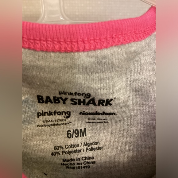 New Baby Shark Onesie Girls 6 to 9 Months 2 Pieces Pink Grey Bodysuit - Picture 9 of 12